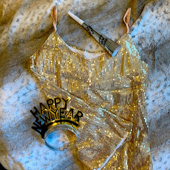 Gold sequin top NWT and ready to ring in the New Year! - Picture 1 of 3